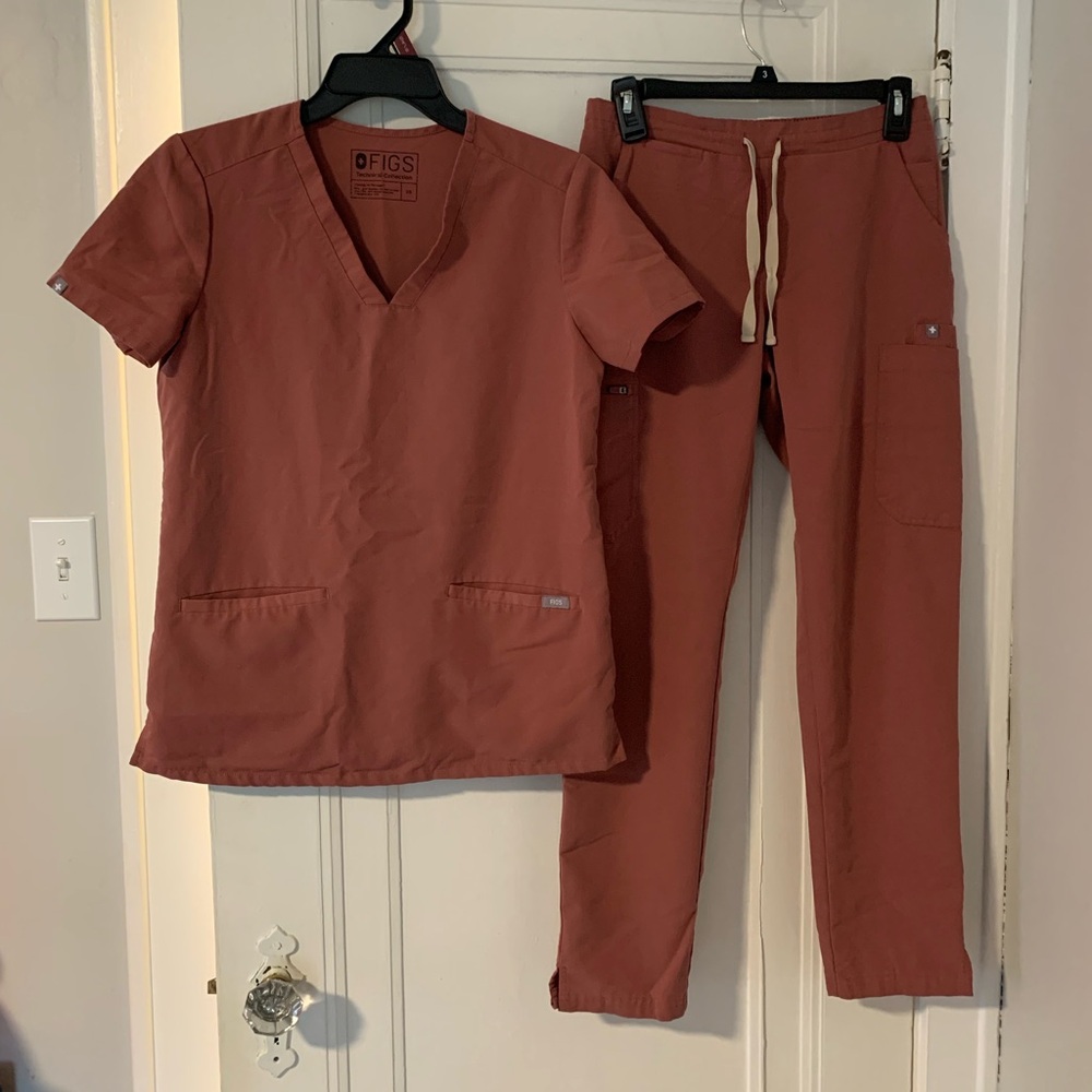 FIGS Women's Scrub set